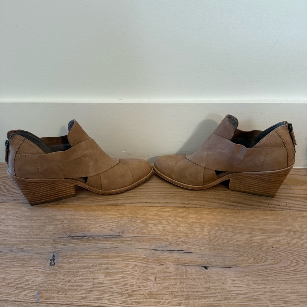 Eileen Fisher Jenkin's Zip Nubuck Beige Suede Boots 8.5 Minimalist Contemporary - Picture 9 of 9